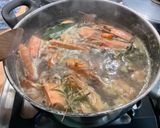 Une image de l'étape 6 de Bouillon de gambas à l’ail et herbes aromatiques.