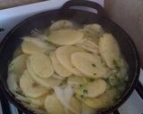 Foto del paso 2 de la receta: Tortilla de papa cocinada en caldo