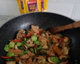 Foto langkah ke 4 dari resep Tumis Jamur Sosis Kecap.
