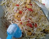 A picture of step 4 of Tumis tauge.
