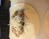 Foto del paso 2 de la receta: Empanadillas de atún olivas negras y queso de fundir