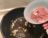 รูปขั้นตอนการทำที่ 2 ของ ผัดพริกหยวกใส่หมู