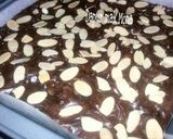 Foto langkah ke 6 dari resep "Brownies choco chips almond shiny crust" 👍.