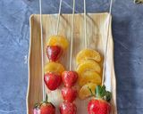 صورة لخطوة 4 من وصفة تانجهولو بالفراولة واليوسفي 🍓🍊 Strawberry & Mandarin Tanghulu