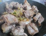 Hình bước làm 3 của món Sườn non ram củ nén
