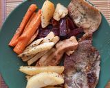 Tepsis karaj🥓-tarja🥩-comb🍗 zöldségekkel🥕🥔🍎🧅 recept fázis 5 fotója
