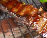 Foto del paso 4 de la receta: Costillar de ibérico a la brasa con barbacoa de naranja, tomillo y miel