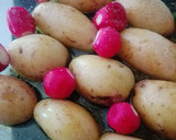 Foto del paso 4 de la receta: Chuletas de cordero con patatas y rábanos asados en su piel