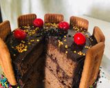 A picture of step 6 of Parle biscuit chocolate cake.
