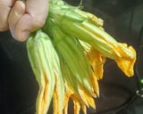 Hình bước làm 1 của món Bông bí nhồi tôm thịt chiên giòn