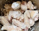 Hình bước làm 2 của món Gà rim mắm tỏi