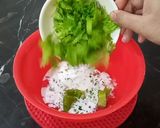 A picture of step 2 of Cheesey Lettuce Omelette.