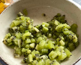Foto del paso 1 de la receta: Cubos de hielo de fresa y kiwi