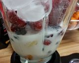A picture of step 2 of Berry Easy Smoothie.