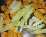 รูปขั้นตอนการทำที่ 2 ของ ฮอทดอกคั่วไข่ | Roasted Hot Dogs with Scrambled Eggs