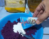 Foto langkah ke 2 dari resep 1080. Bolu Kukus Ubi Ungu (Moho Ubi Ungu).