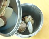 A picture of step 2 of Boiled Hamaguri Clam Nigiri Sushi.