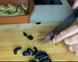 Foto del paso 4 de la receta: Merluza al horno con ajo negro