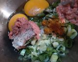 Foto langkah ke 2 dari resep Martabak Telur Kornet.