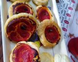 Foto del passaggio 5 della ricetta Stuzzichini per aperitivi o buffet con pasta sfoglia