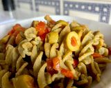 Foto del passaggio 2 della ricetta Pasta di piselli con ciliegino ed olive 🍅🫒
