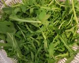 Hình bước làm 1 của món Salad Ức Gà Rucola