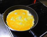 A picture of step 3 of [Farmer's Recipe] Fried Rice with Prawns and Lettuce.