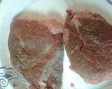 A picture of step 2 of Pink pepper berry steak.