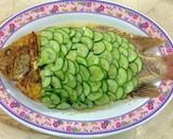 Hình bước làm 9 của món Thuỷ quái dưỡng da (Cá diêu hồng xào nấm đắp dưa leo)
