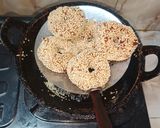 Foto langkah ke 4 dari resep Donat Pisang Wijen.