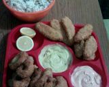 Foto del paso 3 de la receta: Cena express langostinos y patitas de pollo rebozados