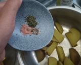 Foto langkah ke 2 dari resep Easy Potato Wedges.