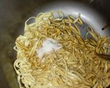 Foto langkah ke 2 dari resep Mi Panggang Mozzarella.