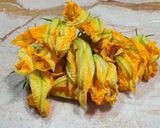 Foto del passaggio 1 della ricetta Fiori di zucca ripieni al forno