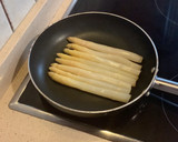 Foto del paso 1 de la receta: Espárragos con vinagreta de tomate