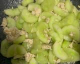 รูปขั้นตอนการทำที่ 2 ของ ผัดแตงกวาใส่ไข่ไก่สับ