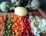 Foto del paso 1 de la receta Estofado de alcachofas con verduras, chorizo y nueces