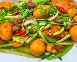 Hình bước làm 3 của món Lòng gà trứng non xào măng Tây