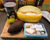 Foto del paso 1 de la receta Crema ligera de melón, coco y aguacate