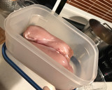Foto del paso 2 de la receta: Pechugas de pollo al horno en salmuera