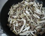 A picture of step 3 of Spicy Meat Soboro and Mushroom Rice Bowl.