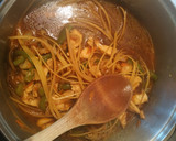 Foto del paso 4 de la receta: Tallarines con pollo en salsa de soja