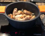 Foto del paso 5 de la receta Alitas y muslos en salsa de soja y miel con patatitas, cebolla y dátiles