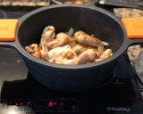 Foto del paso 5 de la receta: Alitas y muslos en salsa de soja y miel con patatitas, cebolla y dátiles