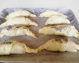 Foto del passaggio 4 della ricetta CORNETTI SALATI CON PASTA SFOGLIA (cornetti cacio e pepe)