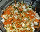 Une image de l'étape 2 de Salade de carottes et de courgettes au surimi et fromage frais.