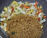 Foto langkah ke 4 dari resep Mie Goreng Jawa.