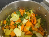 Crema multiverduras con chips de boniato y sal negra en olla a presión