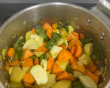 Foto del paso 1 de la receta: Crema multiverduras con chips de boniato y sal negra en olla a presión