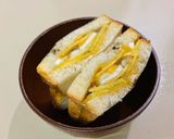Hình bước làm 3 của món Sandwich trứng muối